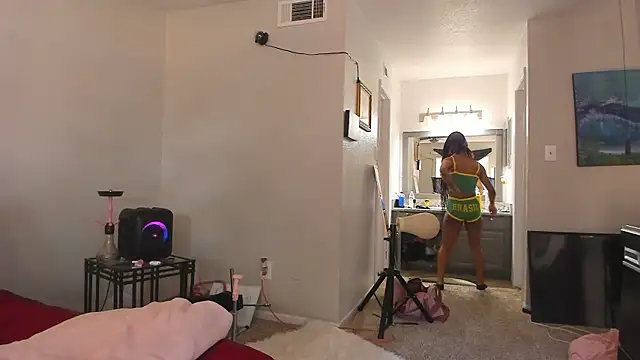 Snapshot of yiauana chatting on 11.12.25 yiauana online show from 11.12.25