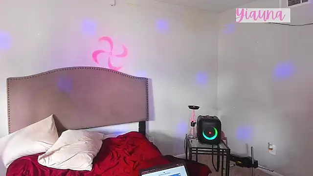 Snapshot of yiauana chatting on 11.21.25 yiauana online show from 11.21.25