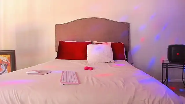 Snapshot of yiauana chatting on 12.13.25 yiauana online show from 12.13.25