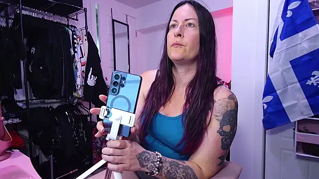 Snapshot of gennyrock chatting on 06.28.26 gennyrock online show from 06.28.26