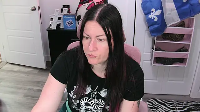Snapshot of gennyrock chatting on 07.12.26 gennyrock online show from 07.12.26