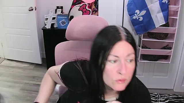 Snapshot of gennyrock chatting on 07.25.26 gennyrock online show from 07.25.26