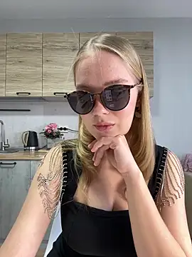 Snapshot of Little_Forest_ELF chatting on 03.18.25 Little Forest ELF online show from 03.18.25