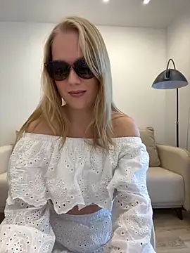 Snapshot of Little_Forest_ELF chatting on 10.12.25 Little Forest ELF online show from 10.12.25