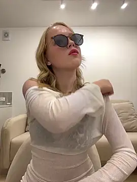 Snapshot of Little_Forest_ELF chatting on 10.25.25 Little Forest ELF online show from 10.25.25