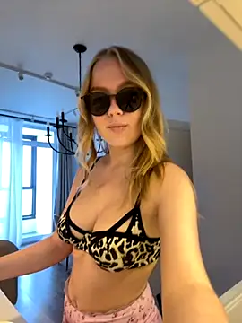 Snapshot of Little_Forest_ELF chatting on 11.23.25 Little Forest ELF online show from 11.23.25