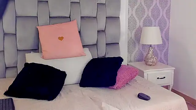 Charlotte  08 online show from 10.20.25