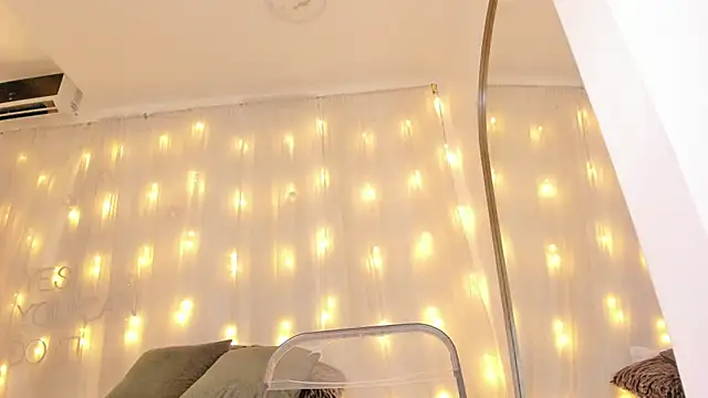 Petite Lucie online show from 03.12.25