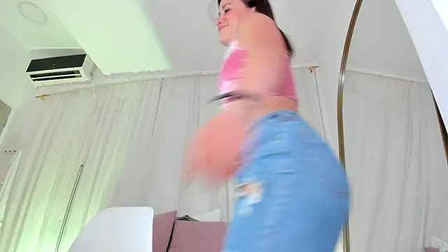 Petite Lucie online show from 11.05.25