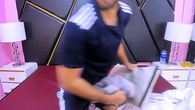 MilanZaire online show from 11.08.25