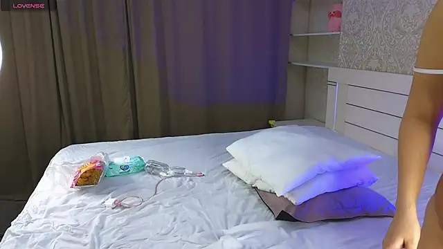 Snapshot of Diana_Moon_ chatting on 11.24.25 Diana Moon online show from 11.24.25