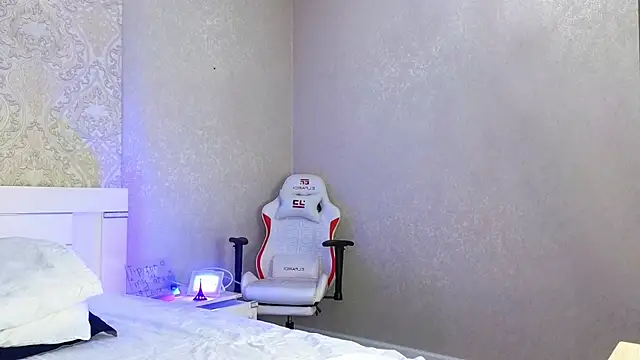 Snapshot of Diana_Moon_ chatting on 12.05.25 Diana Moon online show from 12.05.25