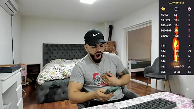 Snapshot of supermanboy94 chatting on 01.12.26 supermanboy94 online show from 01.12.26