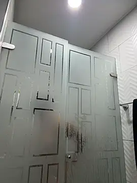 Snapshot of SaraParisi chatting on 10.27.25 SaraParisi online show from 10.27.25