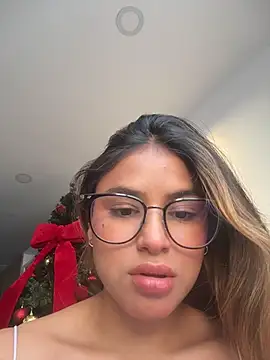 Snapshot of SaraParisi chatting on 11.23.25 SaraParisi online show from 11.23.25