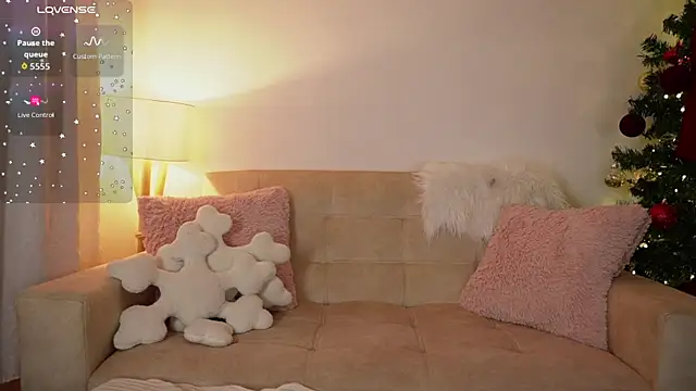 Snapshot of SaraParisi chatting on 11.29.25 SaraParisi online show from 11.29.25