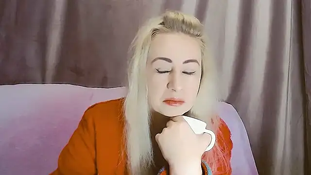 Snapshot of Olesya chatting on 12.18.25 Olesya online show from 12.18.25