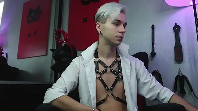 Joseph  Quinn online show from 12.21.24