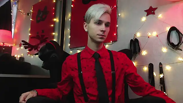 Joseph  Quinn online show from 12.25.24