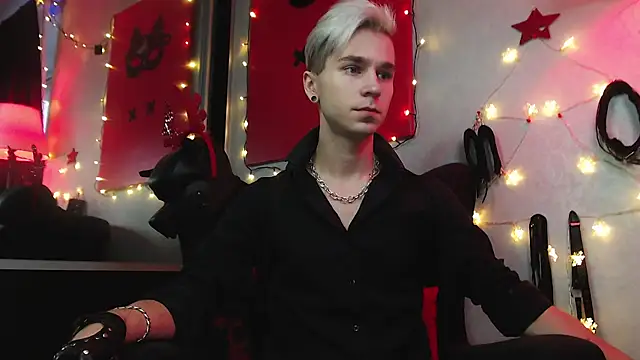 Joseph  Quinn online show from 12.26.24