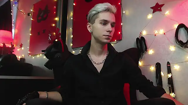 Joseph  Quinn online show from 12.26.24