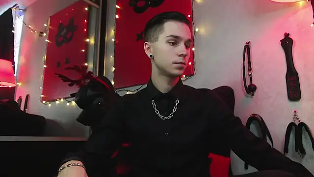 Joseph  Quinn online show from 01.12.25