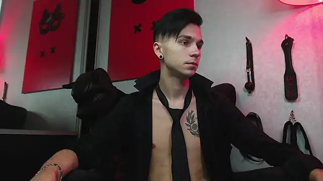 Joseph  Quinn online show from 01.23.25