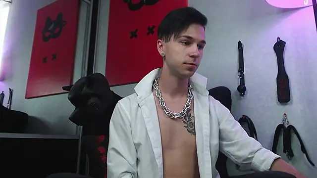 Joseph  Quinn online show from 02.17.25