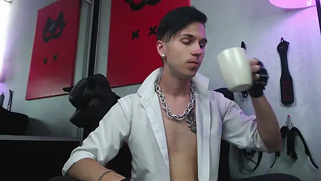 Joseph  Quinn online show from 02.17.25