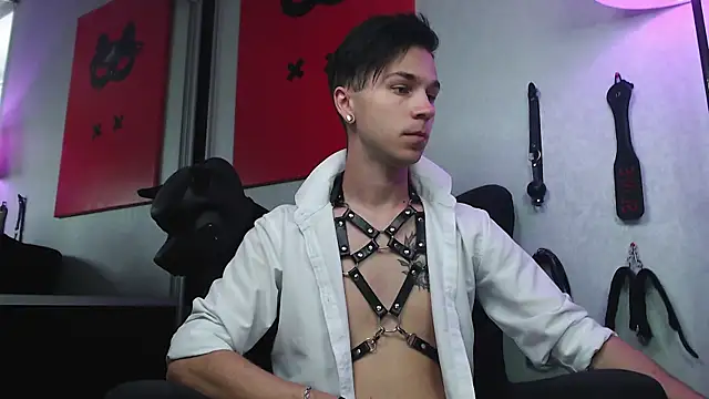 Joseph  Quinn online show from 02.18.25