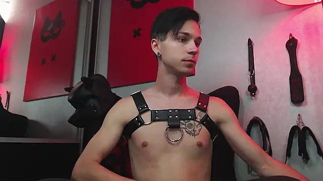 Joseph  Quinn online show from 02.24.25