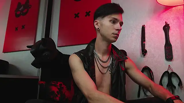 Joseph  Quinn online show from 03.13.25