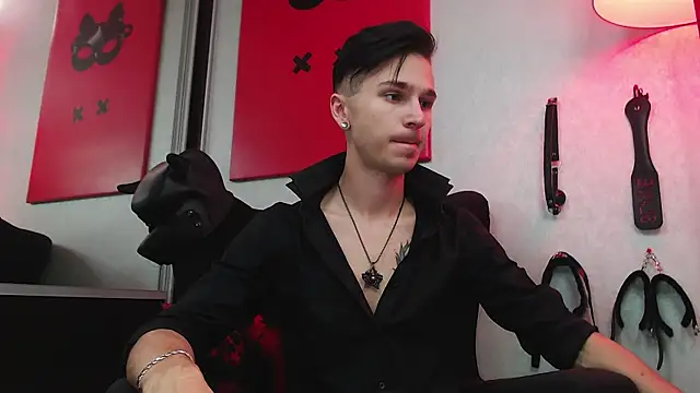 Joseph  Quinn online show from 03.17.25