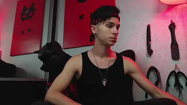 Joseph  Quinn online show from 03.20.25