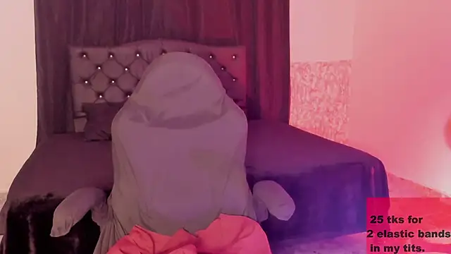 Snapshot of Foxy_Slave chatting on 11.13.25 Foxy Slave online show from 11.13.25