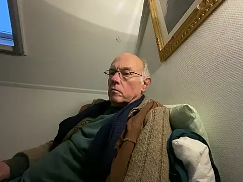 Snapshot of martxxxxx chatting on 12.27.24 martxxxxx online show from 12.27.24