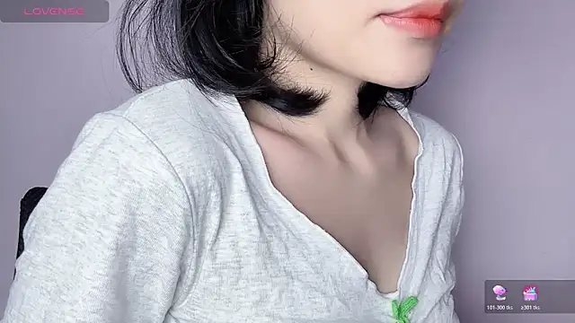 Snapshot of Baenee chatting on 10.30.25 Baenee online show from 10.30.25