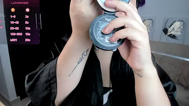 Snapshot of AilynRed chatting on 10.04.25 AilynRed online show from 10.04.25