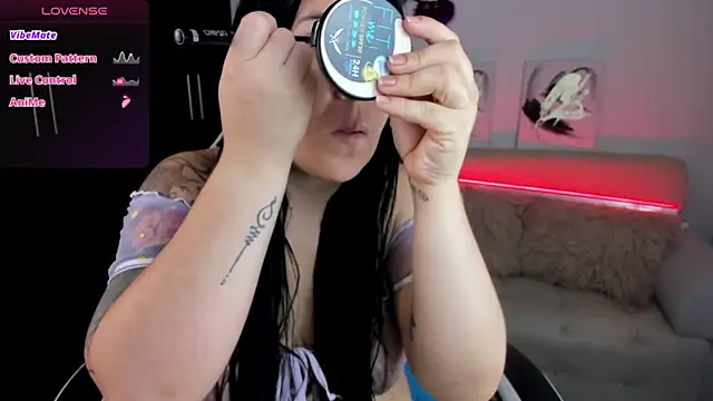 Snapshot of AilynRed chatting on 10.05.25 AilynRed online show from 10.05.25