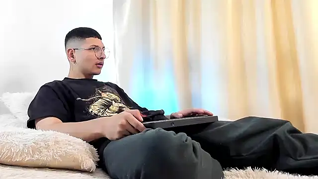 Snapshot of a_lejandro_0_8 chatting on 12.19.24 a lejandro 0 8 online show from 12.19.24