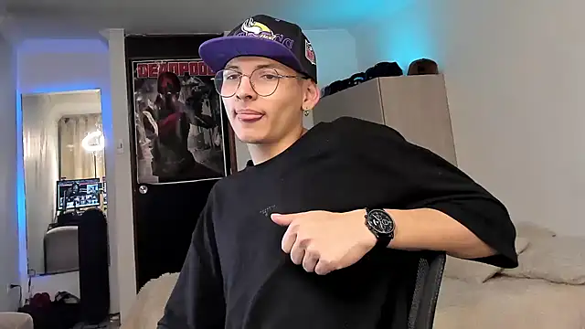 Snapshot of a_lejandro_0_8 chatting on 12.21.24 a lejandro 0 8 online show from 12.21.24