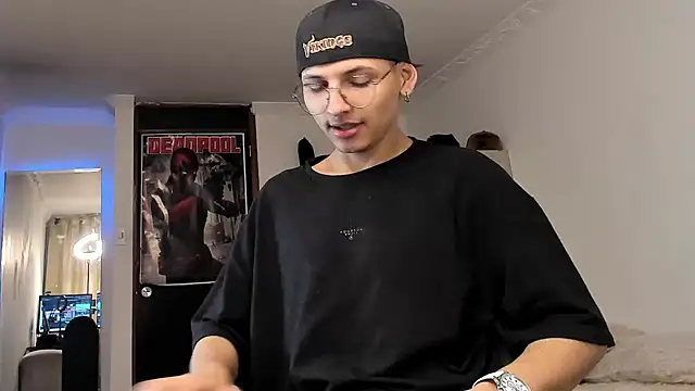 Snapshot of a_lejandro_0_8 chatting on 12.21.24 a lejandro 0 8 online show from 12.21.24