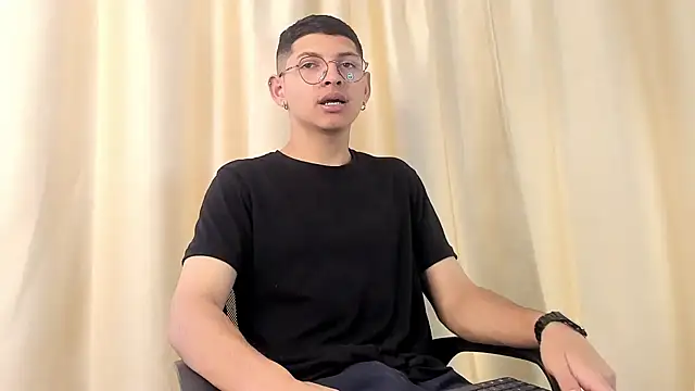 Snapshot of a_lejandro_0_8 chatting on 01.18.25 a lejandro 0 8 online show from 01.18.25