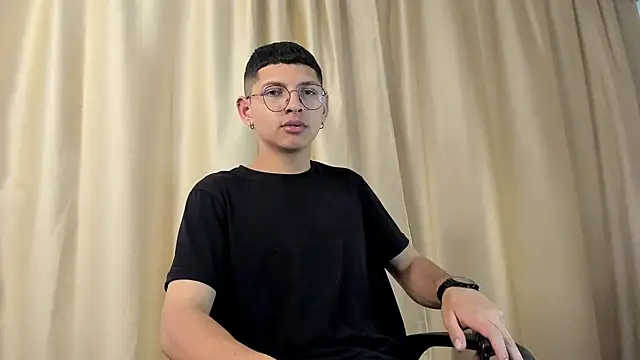 Snapshot of a_lejandro_0_8 chatting on 01.18.25 a lejandro 0 8 online show from 01.18.25