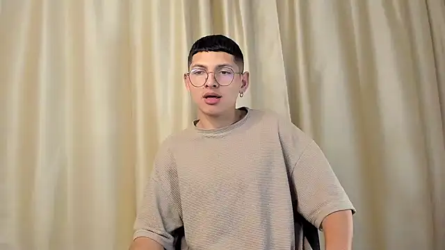 Snapshot of a_lejandro_0_8 chatting on 01.19.25 a lejandro 0 8 online show from 01.19.25