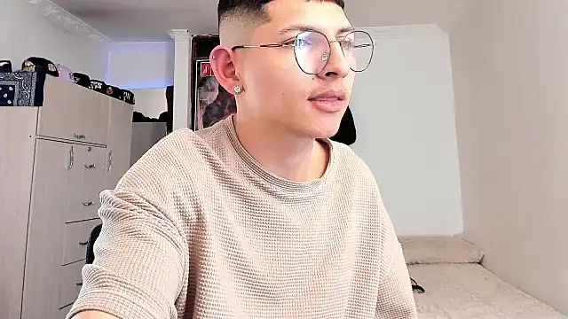 Snapshot of a_lejandro_0_8 chatting on 01.21.25 a lejandro 0 8 online show from 01.21.25