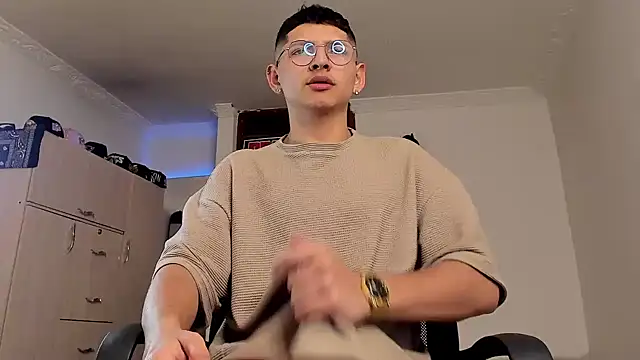 Snapshot of a_lejandro_0_8 chatting on 01.21.25 a lejandro 0 8 online show from 01.21.25