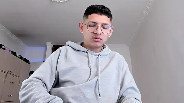 Snapshot of a_lejandro_0_8 chatting on 01.22.25 a lejandro 0 8 online show from 01.22.25