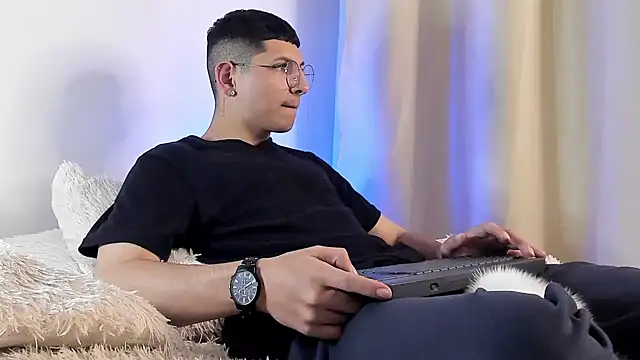 Snapshot of a_lejandro_0_8 chatting on 01.26.25 a lejandro 0 8 online show from 01.26.25