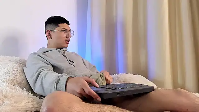 Snapshot of a_lejandro_0_8 chatting on 01.27.25 a lejandro 0 8 online show from 01.27.25